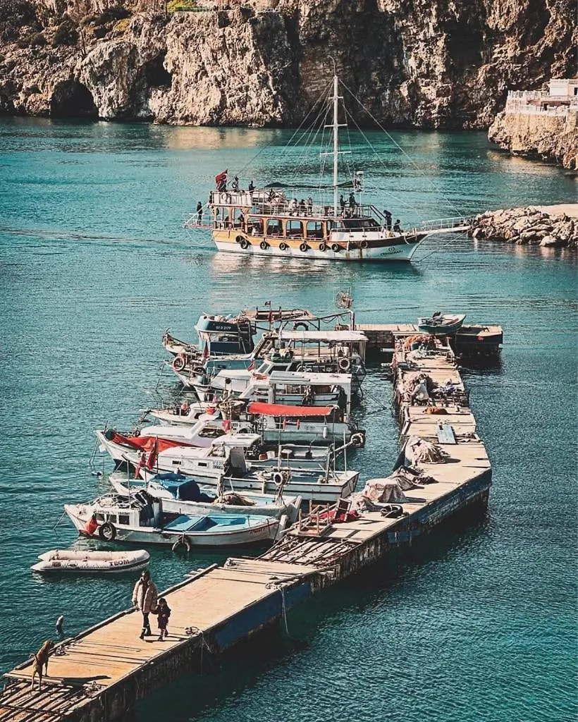 Antalya Kaleici Muhtesem Konum Genis Balkonlu Mutfakli Daire